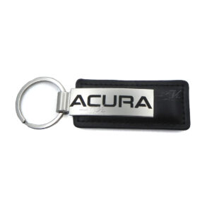 Llavero Acura de piel y placa de metal satinado con grabado láser, detalle de placa metálica grabada.