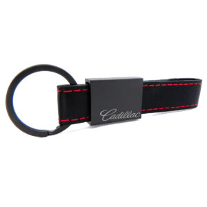Piel Genuina de Alta Calidad: Fabricado con la mejor piel de cuero para garantizar durabilidad y un tacto suave. Un accesorio premium que mejora con el tiempo. Diseño Deportivo y Sofisticado: Las costuras rojas cosidas a mano aportan un toque vibrante, deportivo y distintivo, haciendo juego perfecto con el espíritu dinámico de tu Cadillac Escalade Lyriq, CT4, CT5, XT4, XT5. Grabado Láser de Precisión: Ofrecemos grabado láser para que puedas personalizar tu llavero con tu nombre, iniciales, o el modelo de tu coche Cadillac. El grabado es permanente y de alta definición.